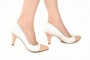 Loja virtual especializada em sapatos de numeração especial. Sapatos femininos adultos pequenos Trabalhamos com numerações 30, 31, 32, 33 e 34. Sapatos femininos pequenos. Numeração especialScarpin em couro branco com acabamento em verniz nude, salto