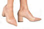 Sapato estilo scarpin bico fino em couro ecológico e verniz. Salto grosso 6 cm. Modelo elegante que não sai de moda, muito confortável e estável devido ao salto e com um toque moderno por usar 2 materiais diferentes. Ideal para usar com calça em ambientes