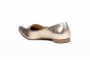 Sapato estilo mocassim em couro sintético com bico fino. Salto de 1 cm. Modelo super versátil pois pode ser usado com look mais casual ou social e também pode ser usado tanto no calor (sem meia) como no frio (com meia fina).Número 30: comp. 19,9 x larg.